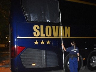 Poškodený autobus Slovana pred zápasom s Ferencvárosom.