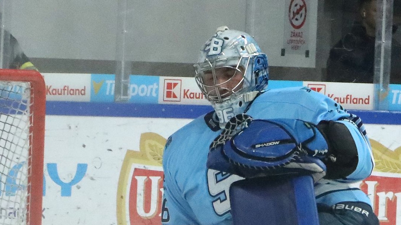 Brankár Slovana Bratislava Patrik Andrisík inkasuje gól počas 30. kola Tipsport ligy HC MONACObet Banská Bystrica - HC Slovan Bratislava.