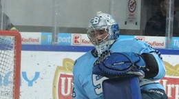 Brankár Slovana Bratislava Patrik Andrisík inkasuje gól počas 30. kola Tipsport ligy HC MONACObet Banská Bystrica - HC Slovan Bratislava.