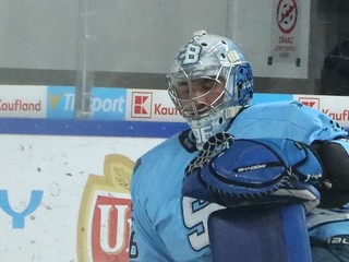 Brankár Slovana Bratislava Patrik Andrisík inkasuje gól počas 30. kola Tipsport ligy HC MONACObet Banská Bystrica - HC Slovan Bratislava.