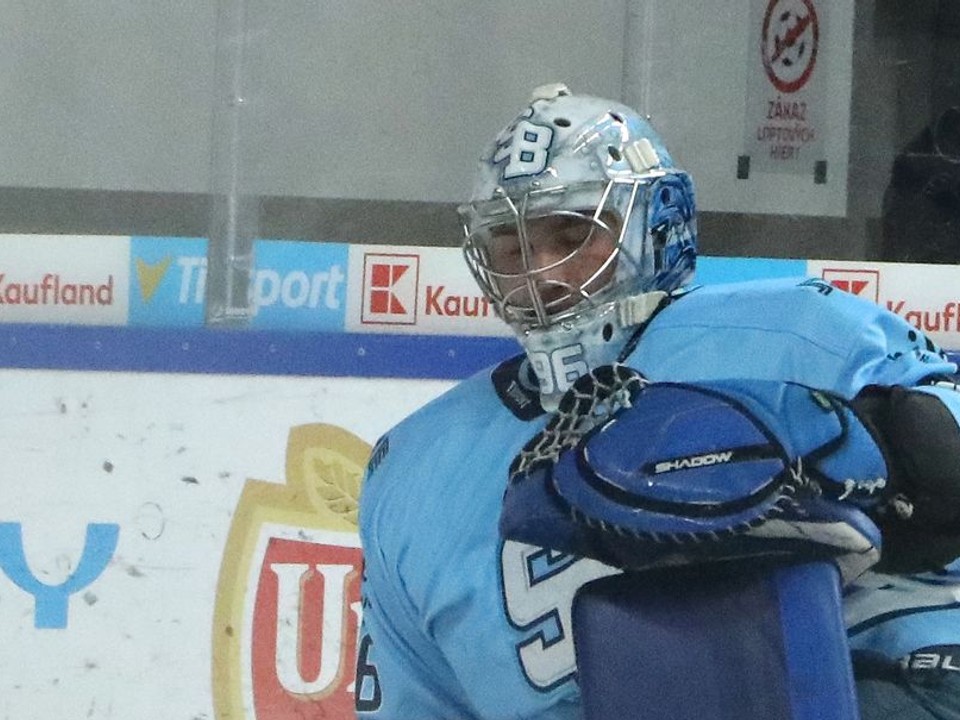 Brankár Slovana Bratislava Patrik Andrisík inkasuje gól počas 30. kola Tipsport ligy HC MONACObet Banská Bystrica - HC Slovan Bratislava.