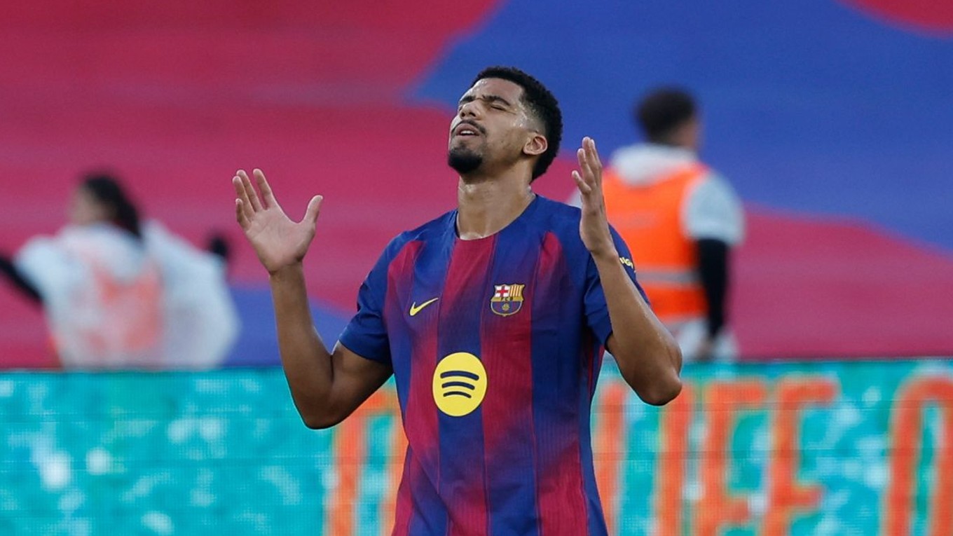 Ronald Araujo oslavuje gól do siete Girony.