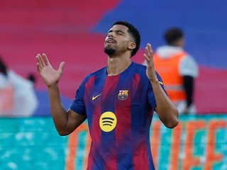 Ronald Araujo oslavuje gól do siete Girony.