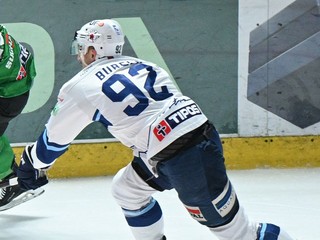 Sprava Miloš Bubela (Nitra) a Johannes Maalahti (Nové Zámky) v zápase 17. kola Tipos extraligy HK Nitra - HC Nové Zámky.