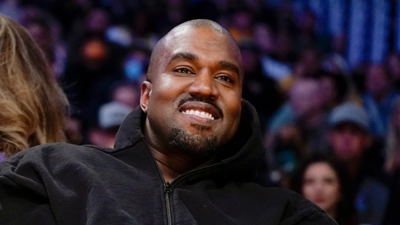 Kanye West počas zápasu NBA medzi Los Angeles Lakers a Washington Wizards v marci 2022.