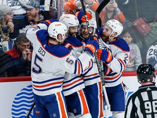 Radosť hráčov Edmontonu Oilers.