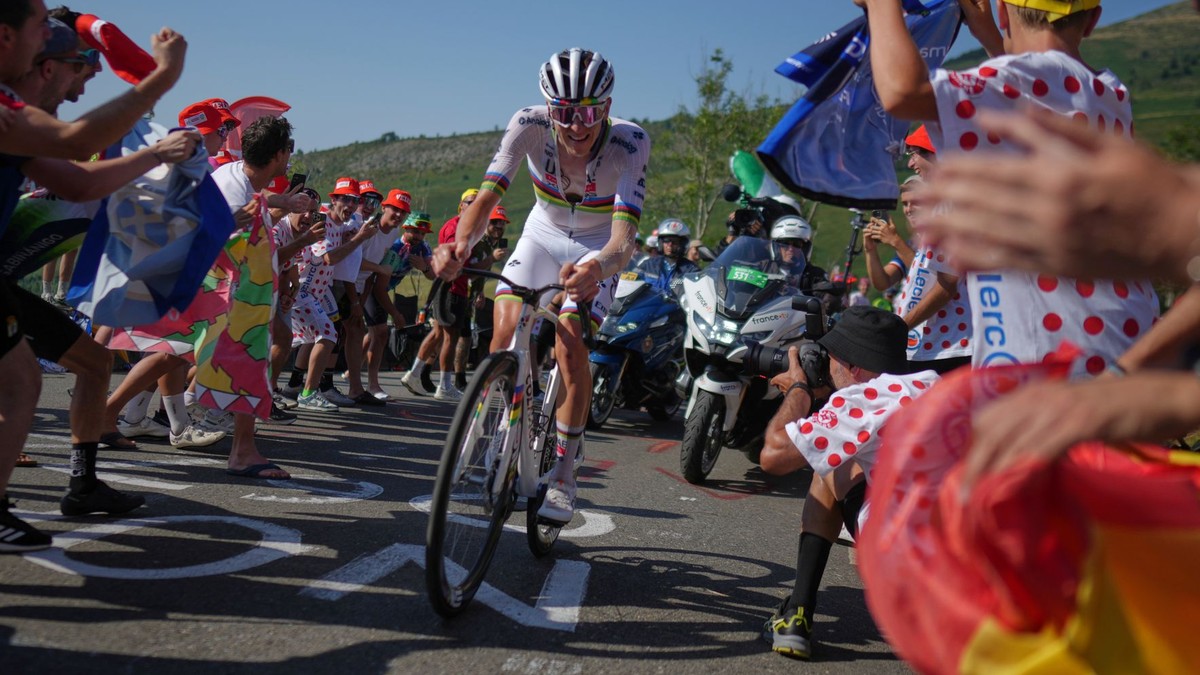 Tadej Pogačar počas stúpania na legendárny kopec Hautacam počas 12. etapy na Tour de France 2025. 