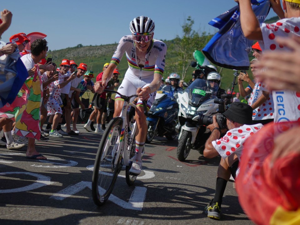 Tadej Pogačar počas stúpania na legendárny kopec Hautacam počas 12. etapy na Tour de France 2025. 