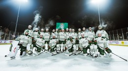 Samuel Hlavaj (vpravo hore) počas zápasu AHL pod holým nebom