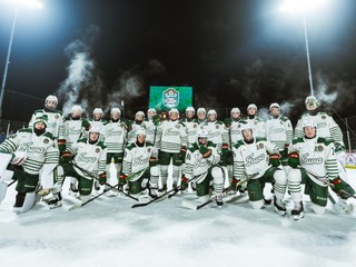 Samuel Hlavaj (vpravo hore) počas zápasu AHL pod holým nebom