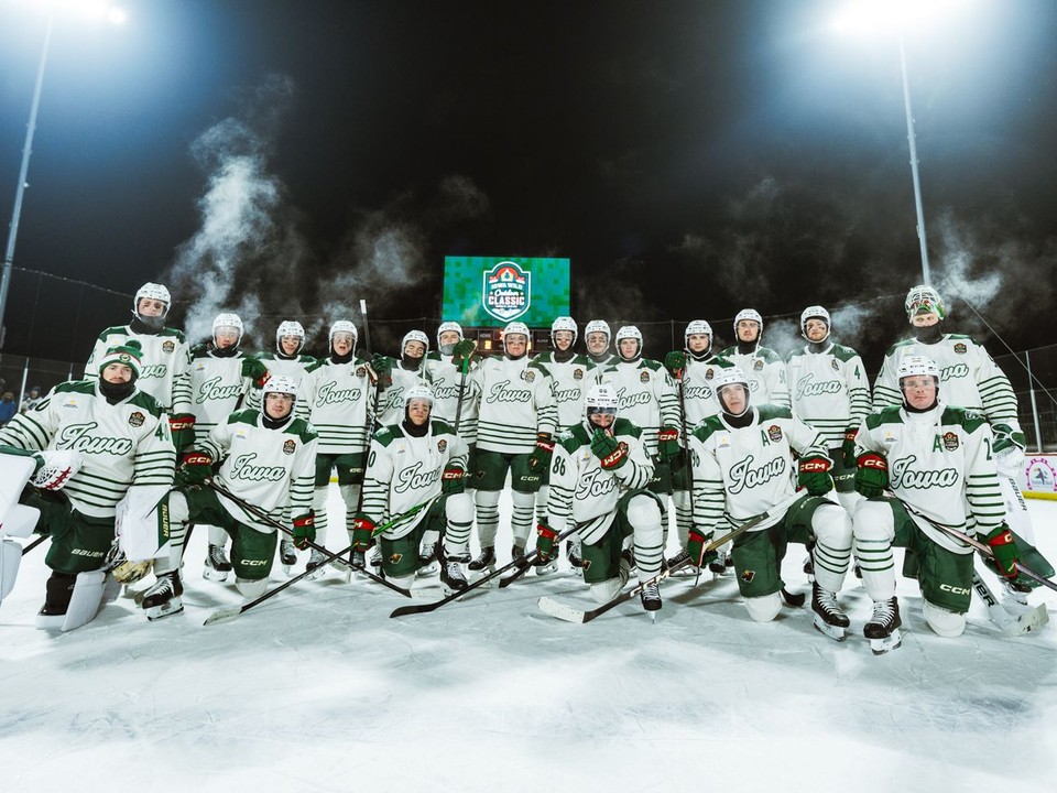 Samuel Hlavaj (vpravo hore) počas zápasu AHL pod holým nebom