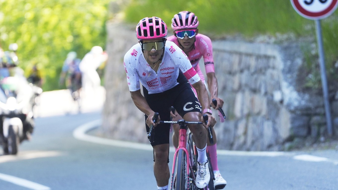 Richard Carapaz pred Isaacom Del Torom počas Giro d'Italia 2025.
