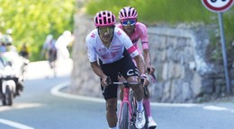 Richard Carapaz pred Isaacom Del Torom počas Giro d'Italia 2025.