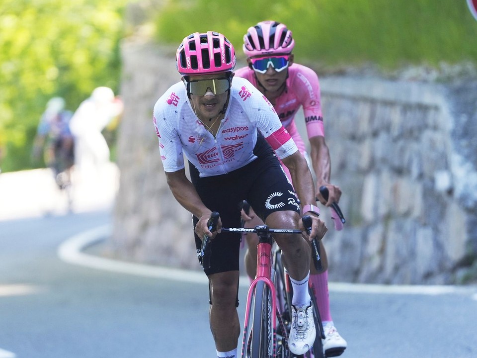 Richard Carapaz pred Isaacom Del Torom počas Giro d'Italia 2025.