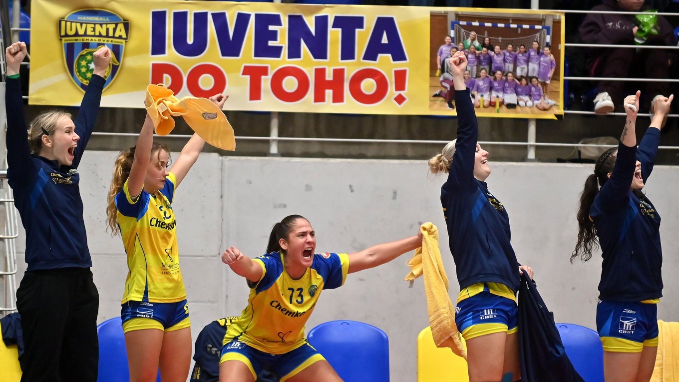 Hráčky Michaloviec sa tešia z gólu.