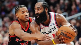 James Harden a Ochai Agbaji. 