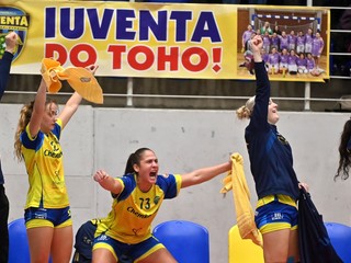 Hráčky Michaloviec sa tešia z gólu.