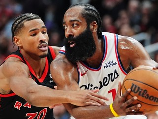 James Harden a Ochai Agbaji. 