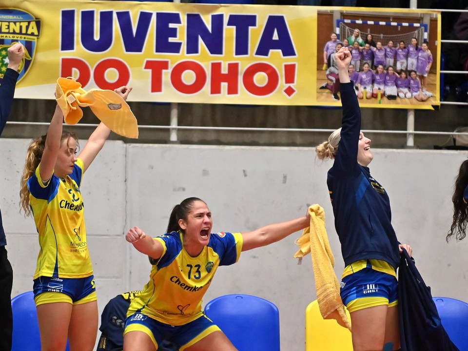 Hráčky Michaloviec sa tešia z gólu.