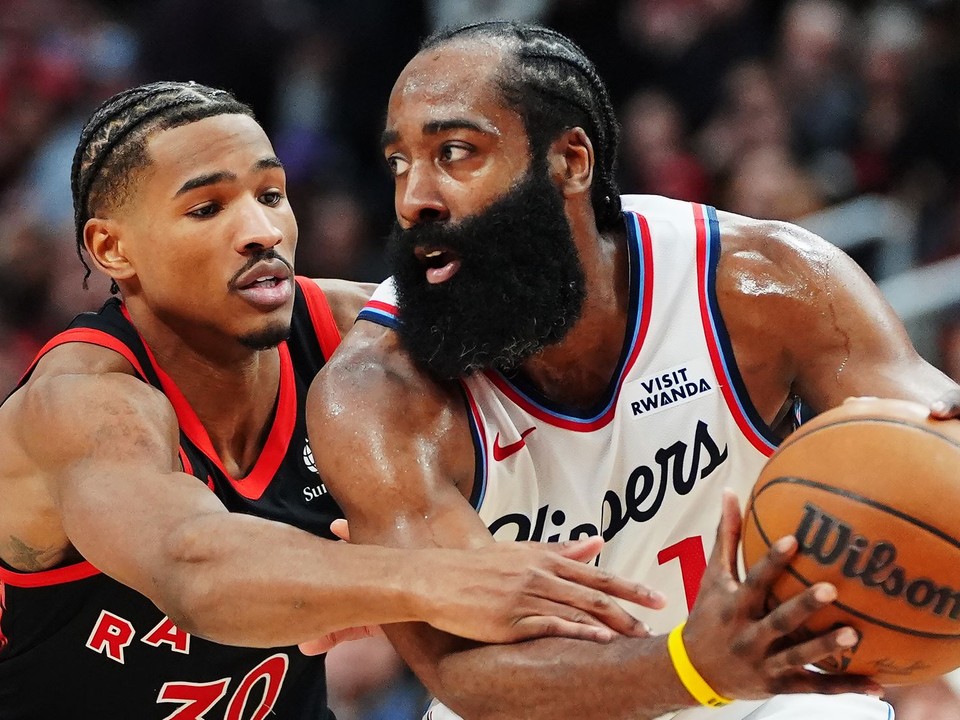 James Harden a Ochai Agbaji. 