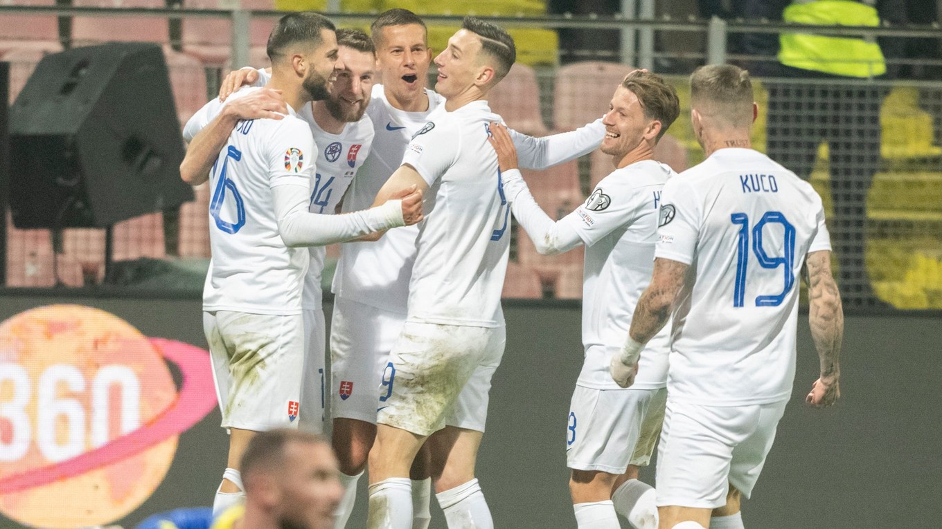 Slovenskí futbalisti sa tešia po strelenom góle v zápase proti Bosne a Hercegovine v kvalifikácii EURO 2024.