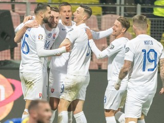 Slovenskí futbalisti sa tešia po strelenom góle v zápase proti Bosne a Hercegovine v kvalifikácii EURO 2024.