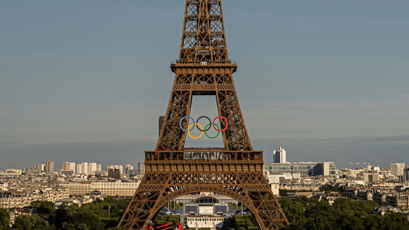 Olympijské kruhy na slávnej Eiffelovej veži. 