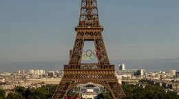 Olympijské kruhy na slávnej Eiffelovej veži. 
