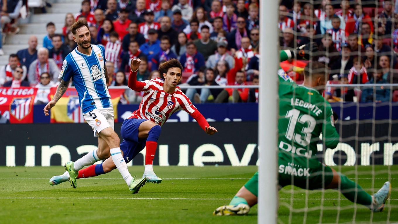 Joao Félix strieľa gól v zápase proti Espanyolu.