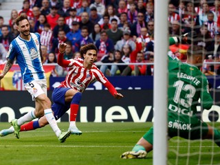 Joao Félix strieľa gól v zápase proti Espanyolu.