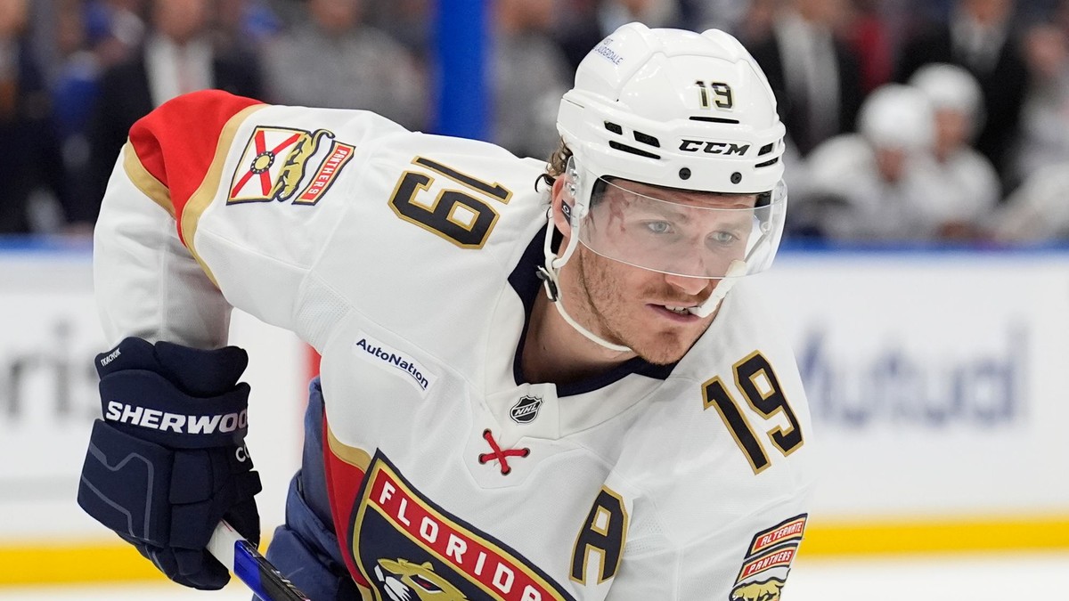 Matthew Tkachuk v drese Floridy.