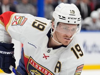 Matthew Tkachuk v drese Floridy.