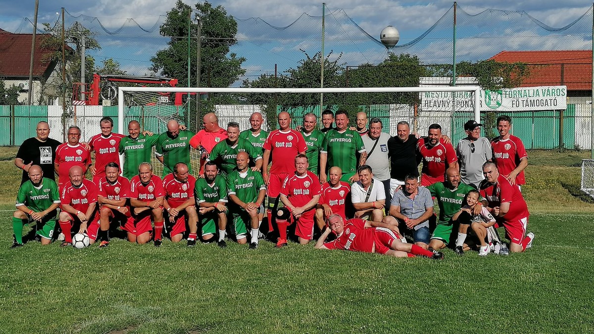 Účastníci exhibičného stretnutia v Tornali.