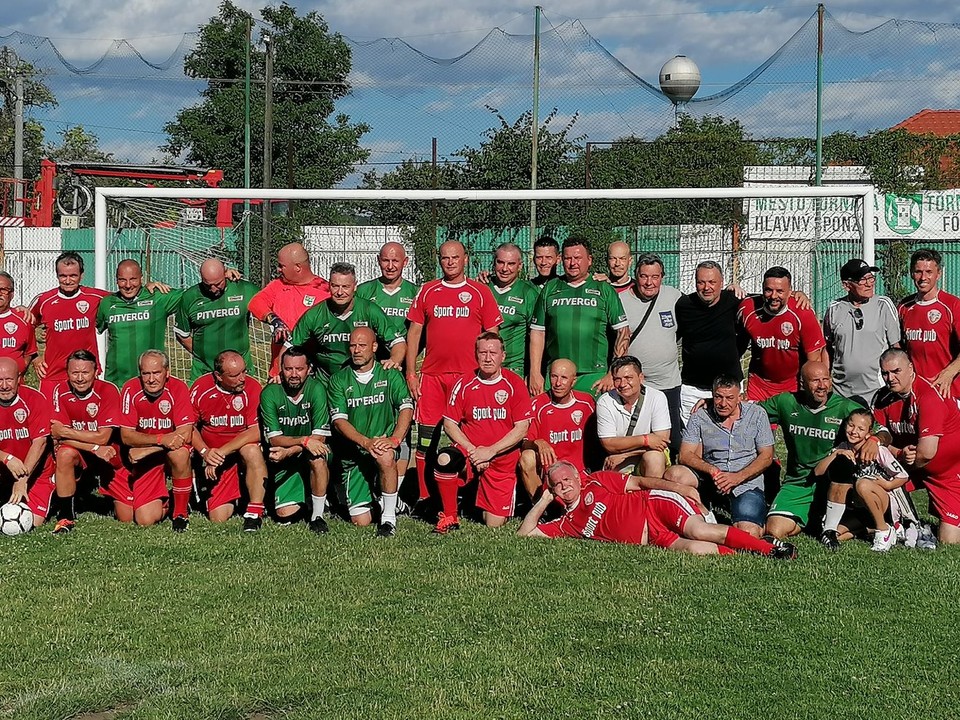 Účastníci exhibičného stretnutia v Tornali.