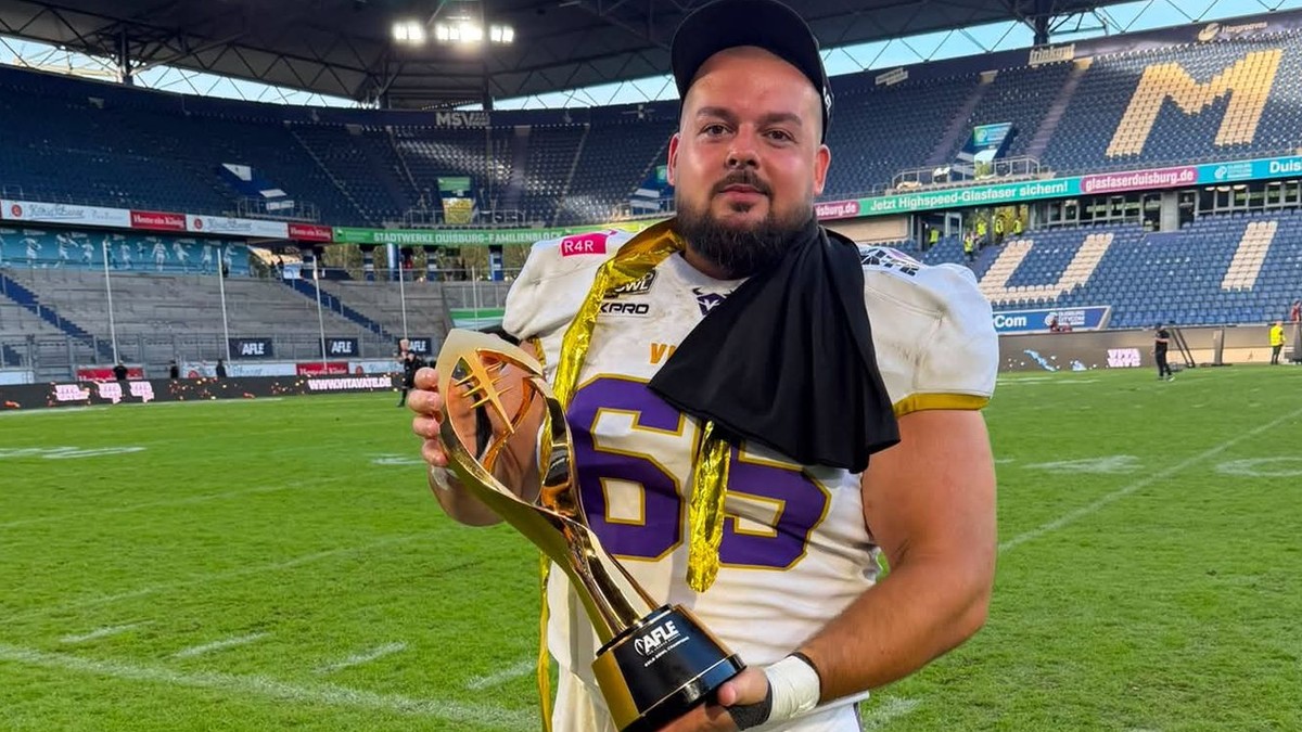 Oliver Ďurč s trofejou za víťazstvo v európskej lige AFLE v americkom futbale.