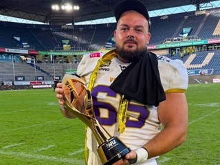 Oliver Ďurč s trofejou za víťazstvo v európskej lige AFLE v americkom futbale.