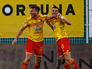 Na snímke sa tešia z gólu futbalisti poľského klubu Jagiellonia Bialystok.