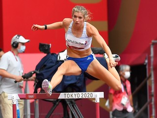 Slovenská atlétka Emma Zapletalová v behu na 400 m prekážky na OH v Tokiu. 