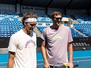 Alexander Zverev a Dirk Nowitzki na spoločnom tenisovom tréningu.