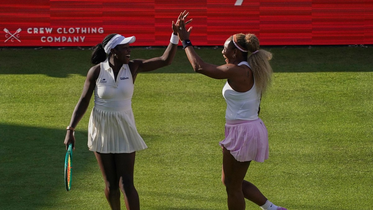Serena Williamsová (vpravo) a Victoria Mboková na turnaji v Queen's Clube 2026.