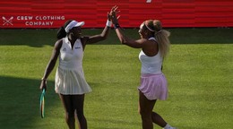 Serena Williamsová (vpravo) a Victoria Mboková na turnaji v Queen's Clube 2026.