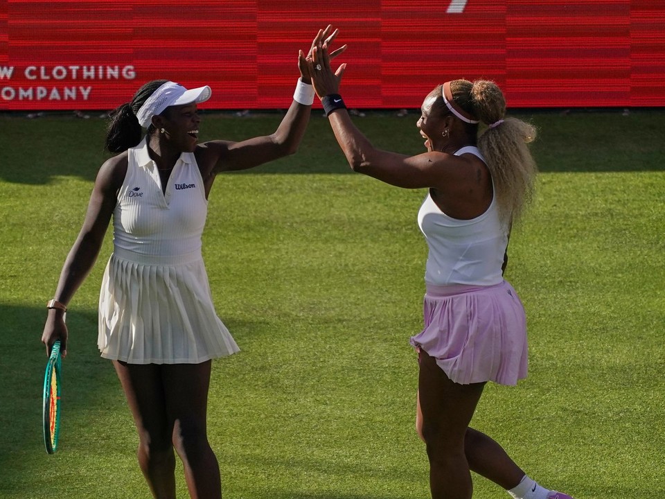 Serena Williamsová (vpravo) a Victoria Mboková na turnaji v Queen's Clube 2026.