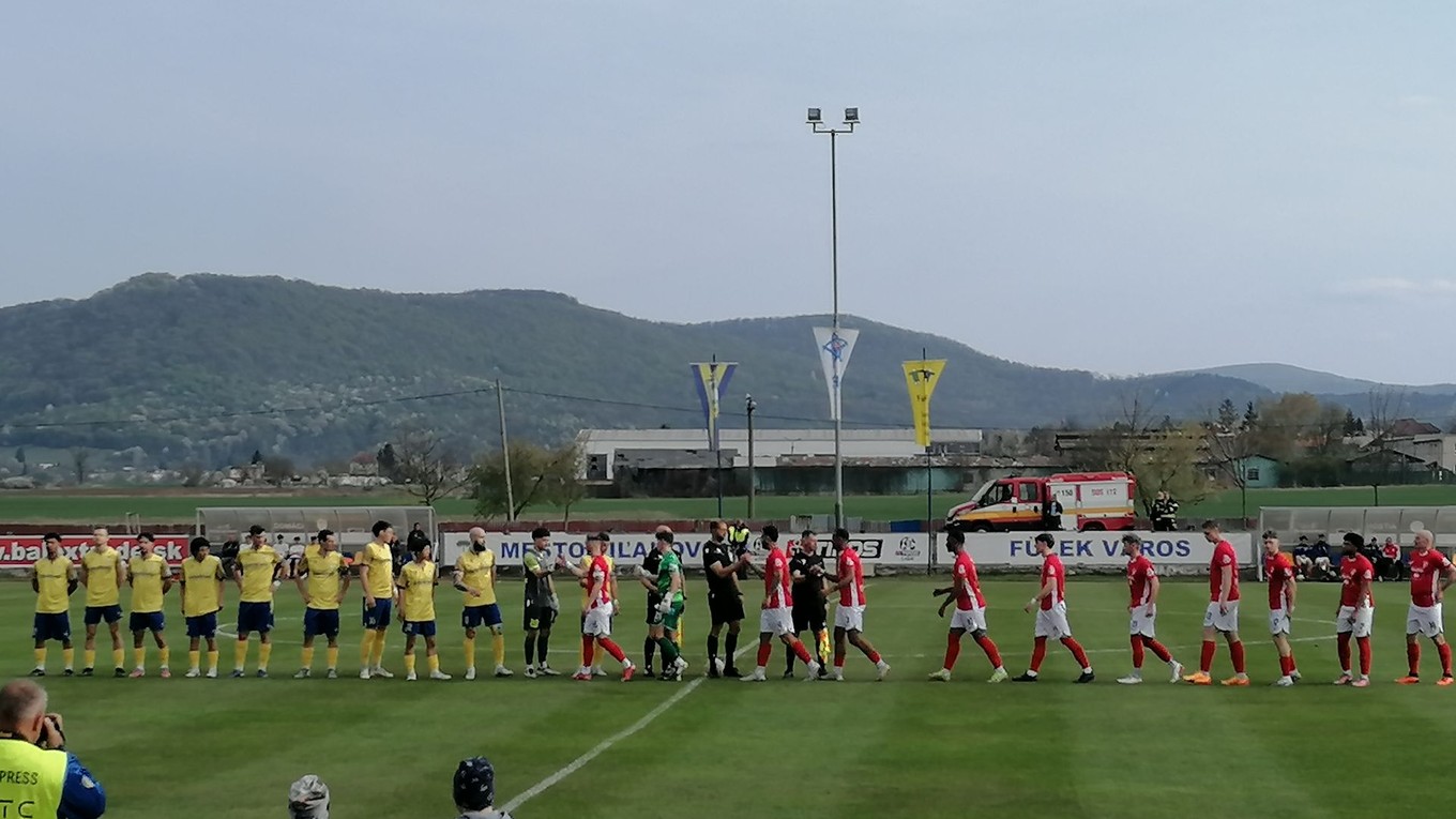 Nástup hráčov na zápas Fiľakovo - Rimavská Sobota.