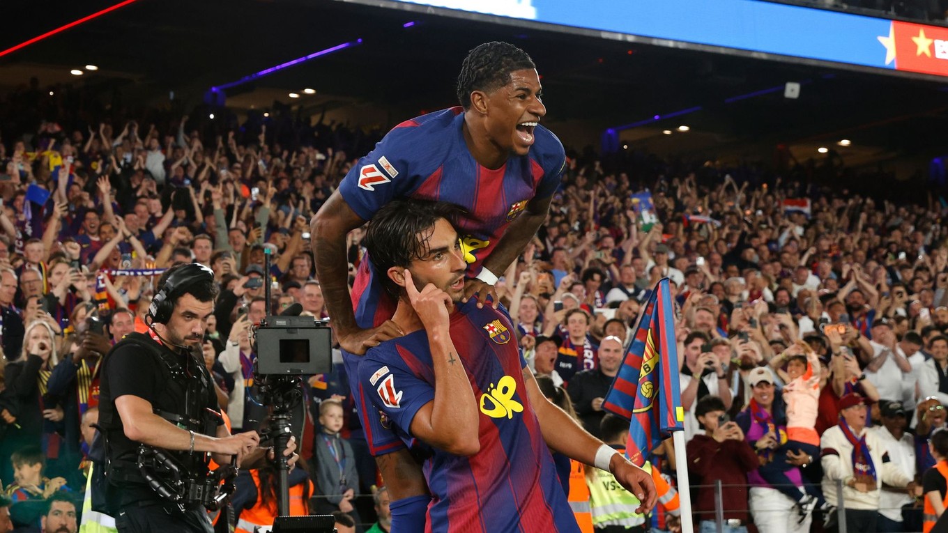 Hráči Barcelony oslavujú gól