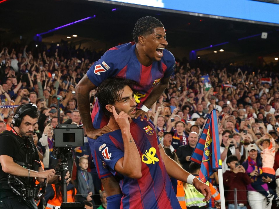 Hráči Barcelony oslavujú gól