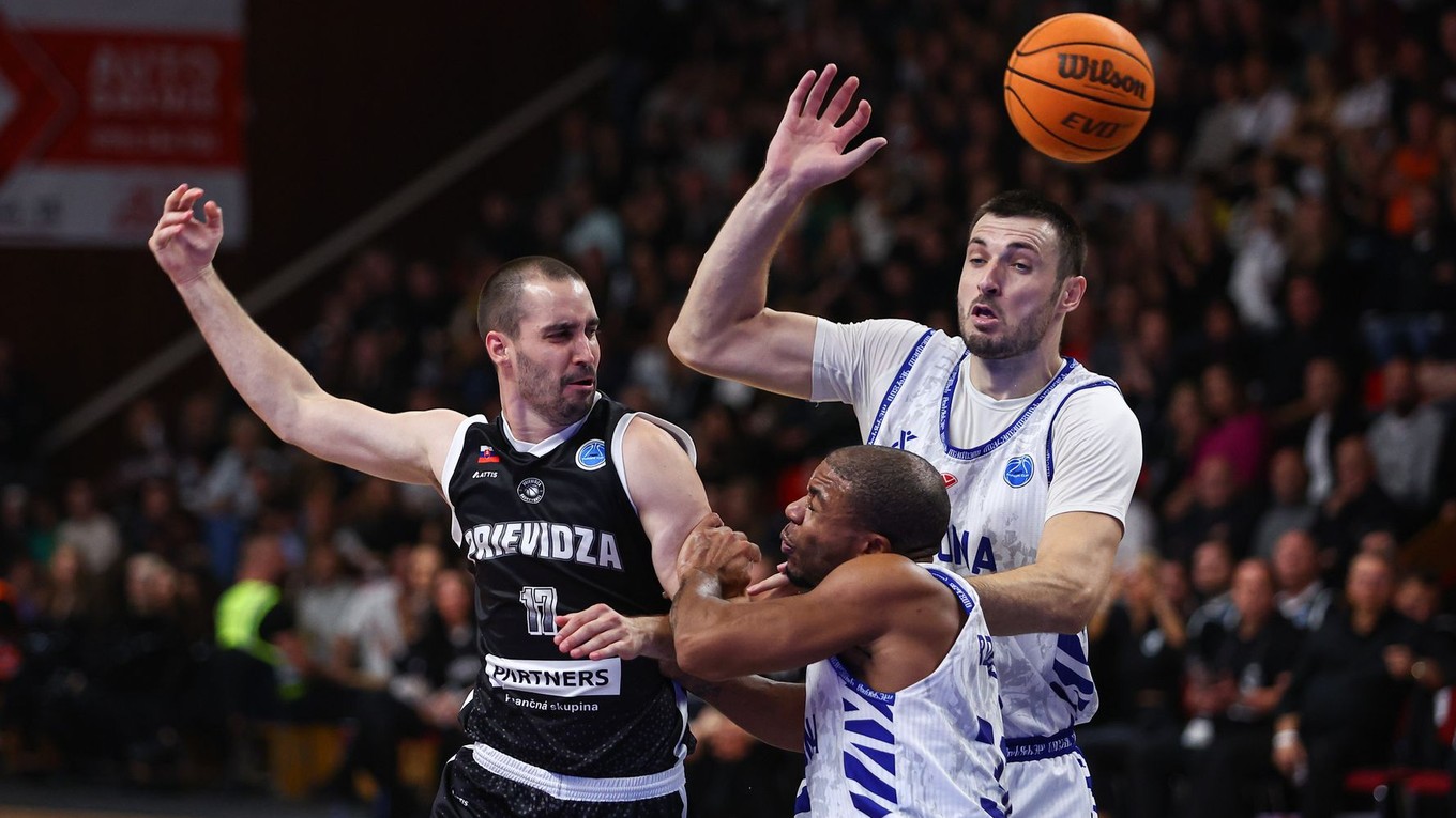 Na snímke zľava Dalibor Hlivák (Prievidza), Justin Roberson (Záhreb) a Markus Lončar (Záhreb) bojujú o loptu.