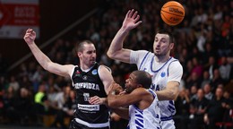 Na snímke zľava Dalibor Hlivák (Prievidza), Justin Roberson (Záhreb) a Markus Lončar (Záhreb) bojujú o loptu.