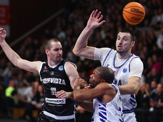 Na snímke zľava Dalibor Hlivák (Prievidza), Justin Roberson (Záhreb) a Markus Lončar (Záhreb) bojujú o loptu.