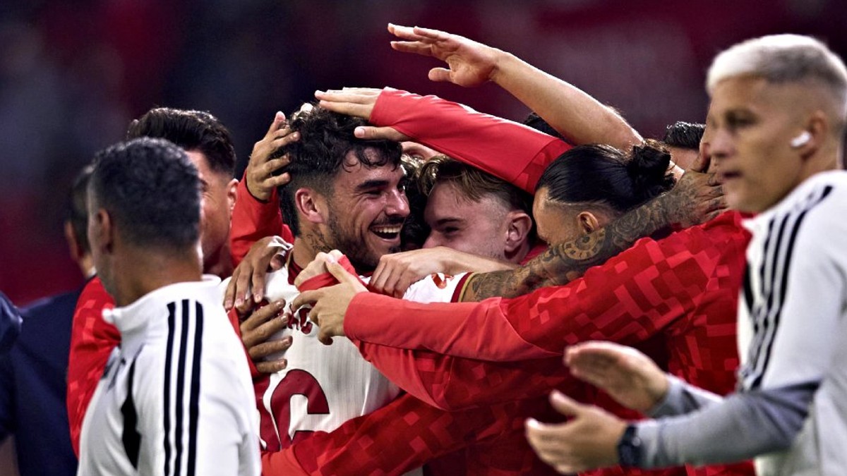 Hráči FC Sevilla oslavujú gól