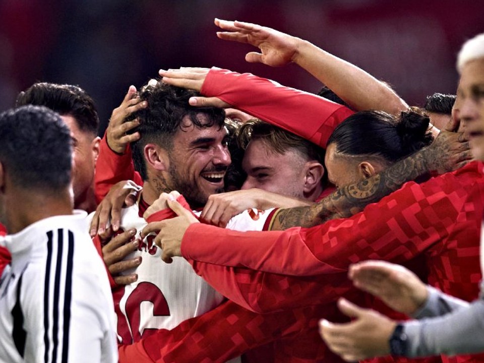 Hráči FC Sevilla oslavujú gól